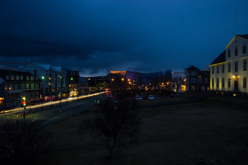 Harpa nocą. Widok z naszego okna w Reykjaviku