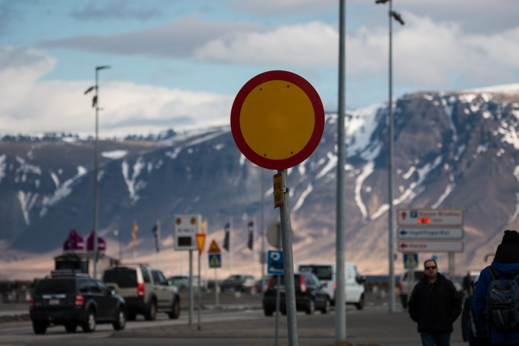 Jedna z ulic Reykjaviku, w tle masyw górski Esja