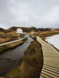 Gorąca rzeka Reykjadalur. Po lewej jedna ze skromnych przebieralni. Nie myślcie, że ochroni Was przed wiatrem