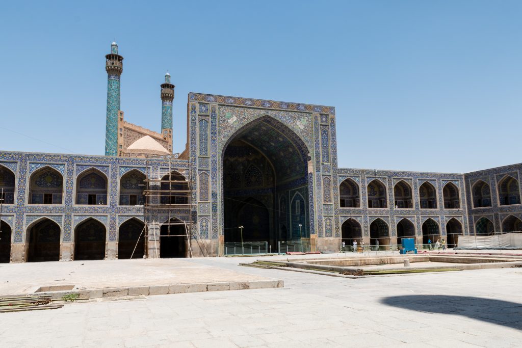 Wewnętrzna strona wyjścia do meczetu Shah z widocznymi minaretami.