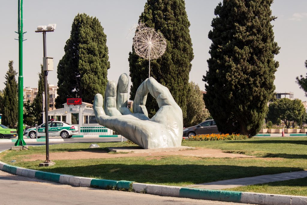 Pomniki i rzeźby to raczej rzadkość w Iranie. Ten dmuchawiec stoi blisko rzeki i kojarzy mi się z jej zanikiem. :(
