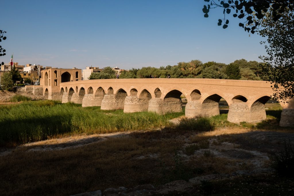 Most Shahrestan - najstarszy most na rzecze Zayanderud. Jego fundamenty datuje się na III w. n.e.