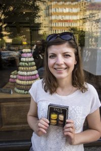 Asia promuje makaroniki w Pradze. Kto chętny do kupienia?