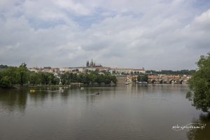 Widok na ogromny Zamek Praski, z górującą Katedrą św. Wita. Po prawej fragment Mostu Karola.