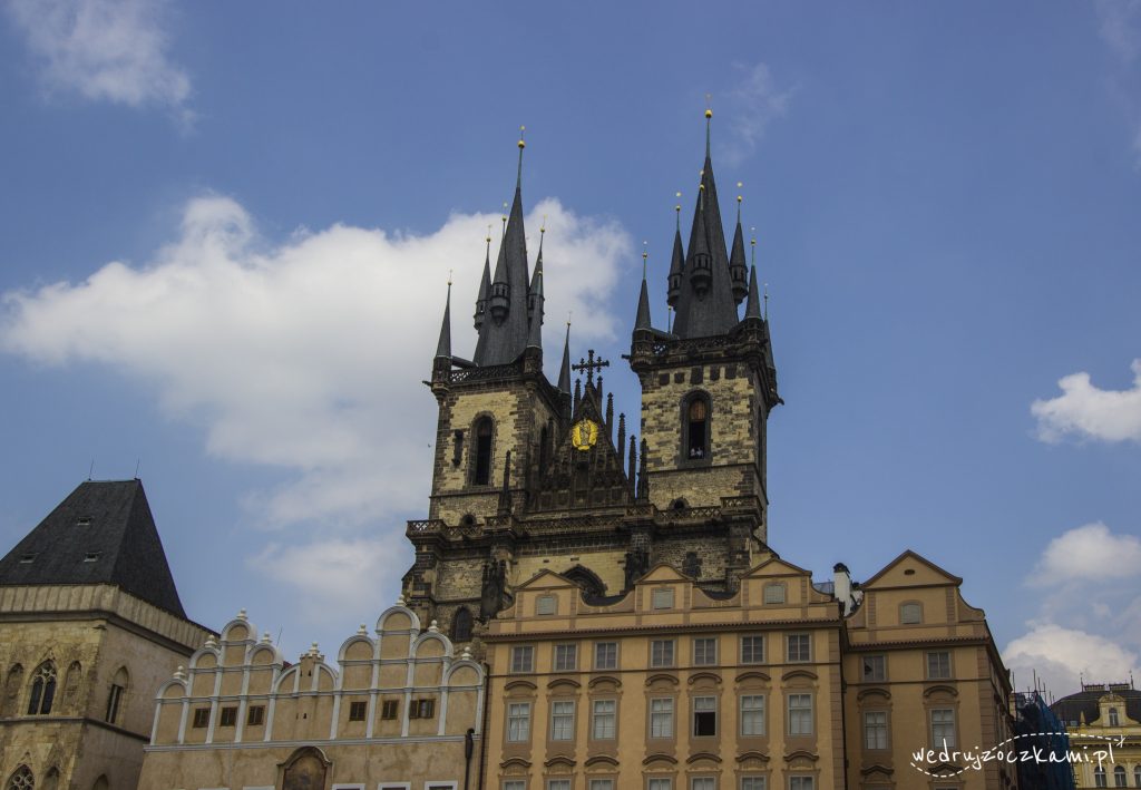 Charakterystyczne wieżyczki kościoła Tyńskiego na Rynku Staromiejskim.