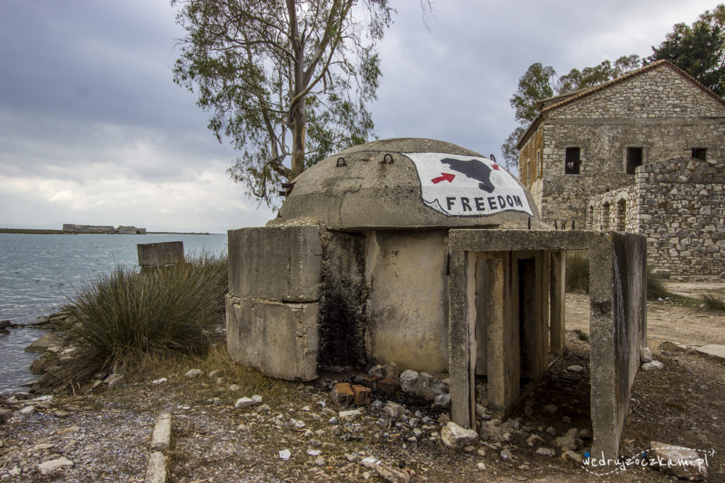 Jeden z wielu albańskich bunkrów.